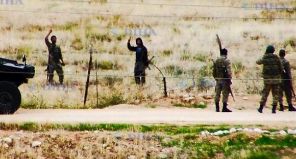 تصاویری از دیدار و گفتگوی سربازان ارتش ترکیه با تروریست های داعش