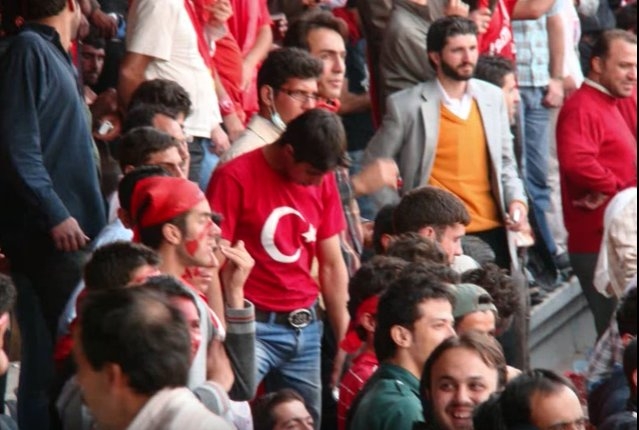 (تصویر) سوء استفاده رسانه‌های ترکیه از حواشی نفرت پراکنان قومی در استادیوم!