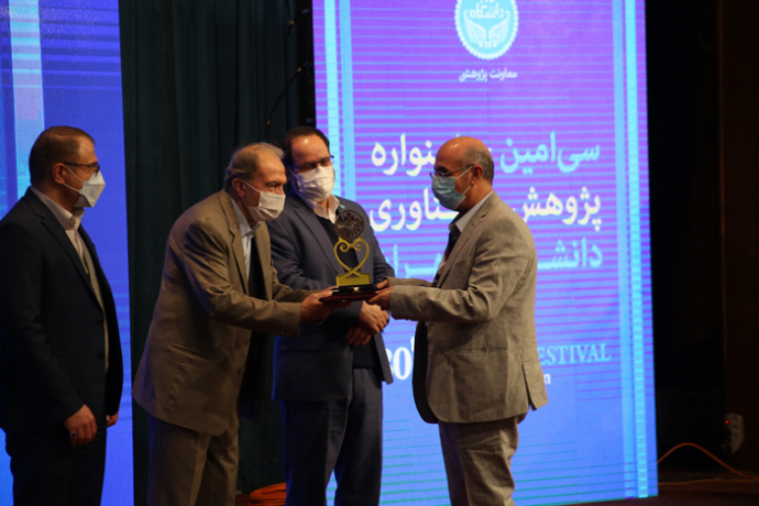 تقدیر از دکتر حمید احمدی به عنوان پژوهشگر برگزیده