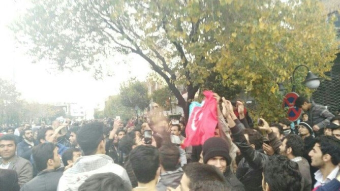 حمله به مردم و کسبه در تبریز، اهتزار پرچم بیگانه در اغتشاشات امروز